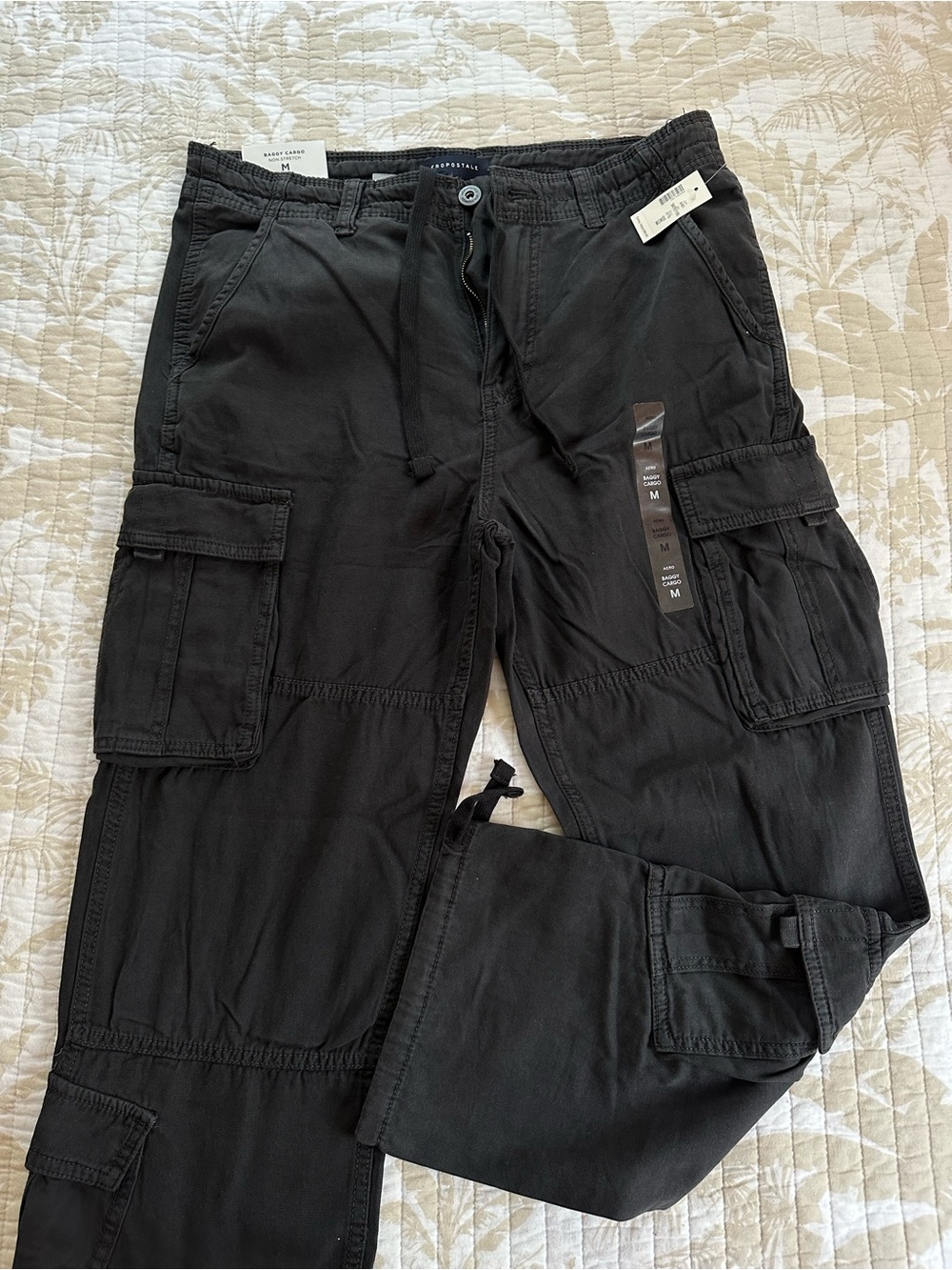 Aeropostale Men's Black Baggy Cargo Pants with Utility Pockets Size Medium NWT